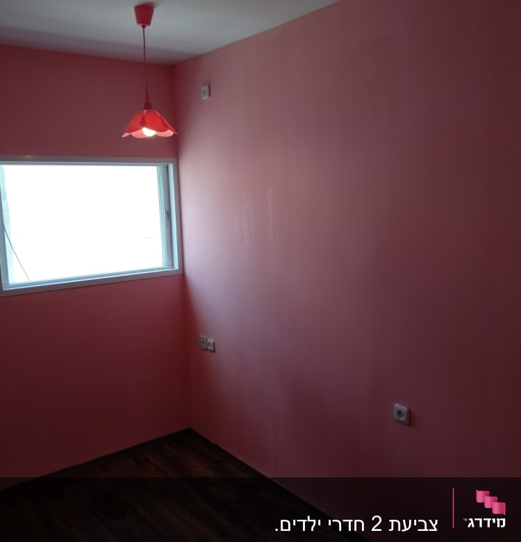 קיר צבוע בצבע ורוד עם חלון קטן